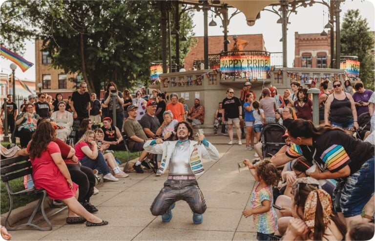 Performer and crowd in downtown Oskaloosa